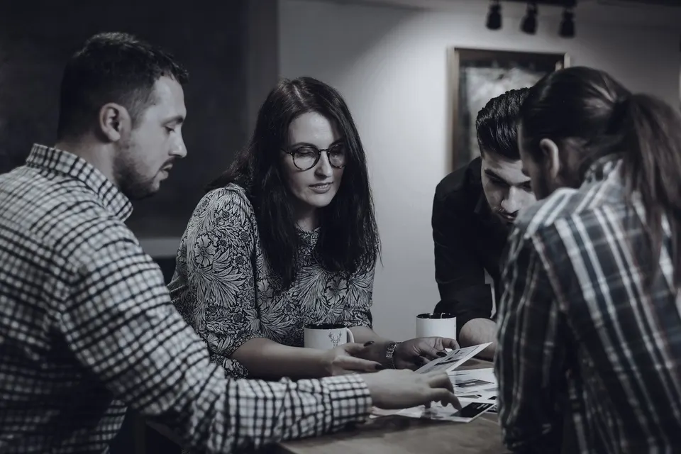 Equipe de uma empresa analisando documentos de recebíveis em reunião